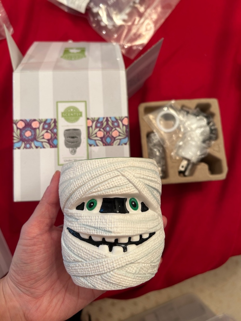 Scentsy under wraps plug in wax warmer brand new in box